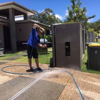 Affordable home driveway cleaning services for Sunshine Coast residences.